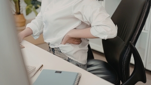 Fotel biurowy na ból pleców – ergonomiczne siedzisko i podparcie lędźwiowe przy stanowisku pracy