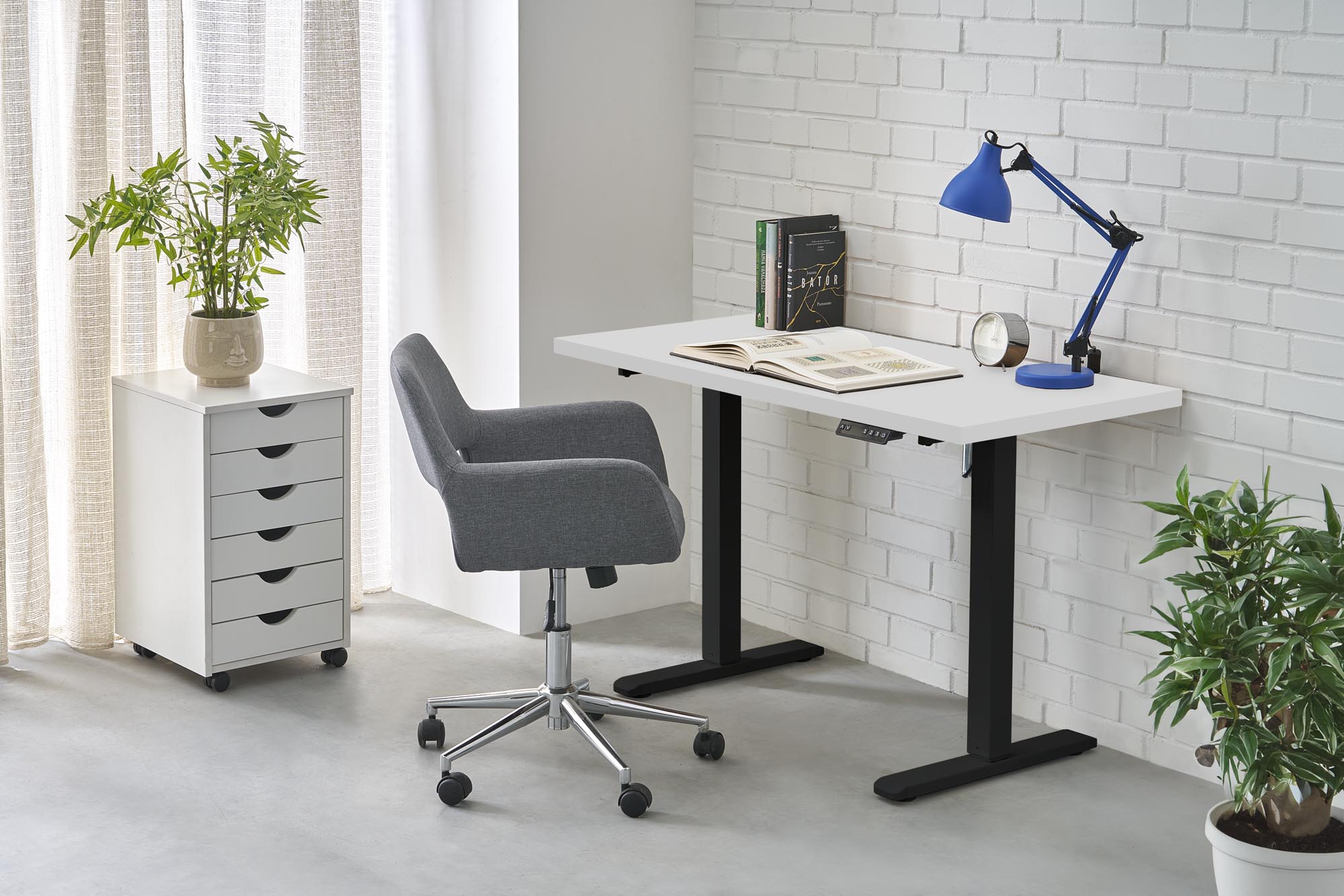 B54 biurko z funkcją regulacji wysokości, blat – biały, stelaż – czarny | Meble DUO 5905248137509 9